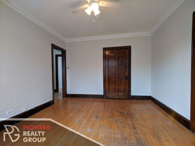 Building Photo - 3821 N Greenview Ave