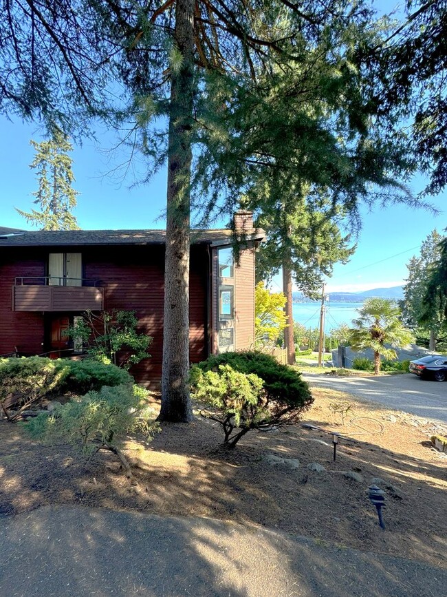 Building Photo - Beautiful 3 bed + bonus room and 2.5 bath ...