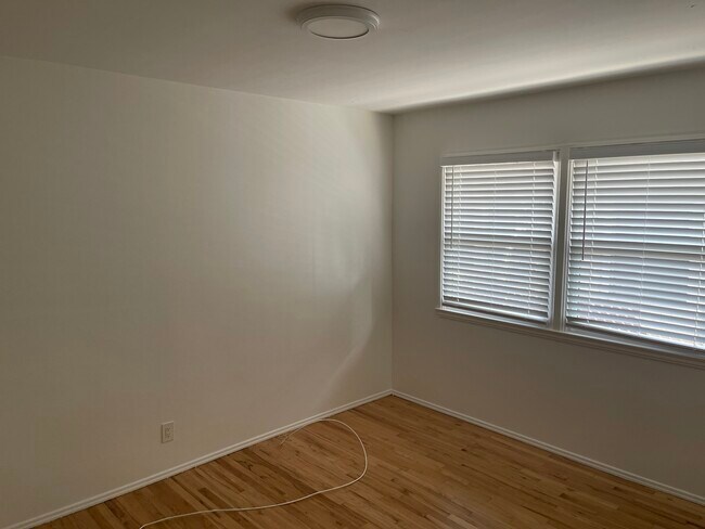 Building Photo - 456 N Hollywood Way