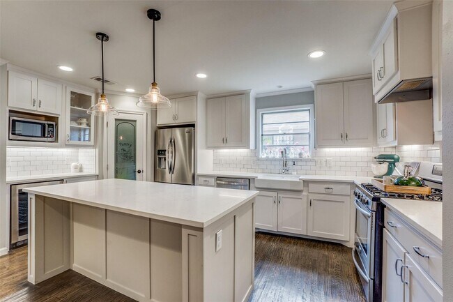 Foto del edificio - 6711 Kingsbury Dr