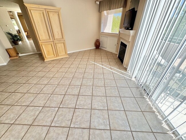Foto del edificio - UPPER-LEVEL CONDO WITH BALCONY IN SUMMERLIN