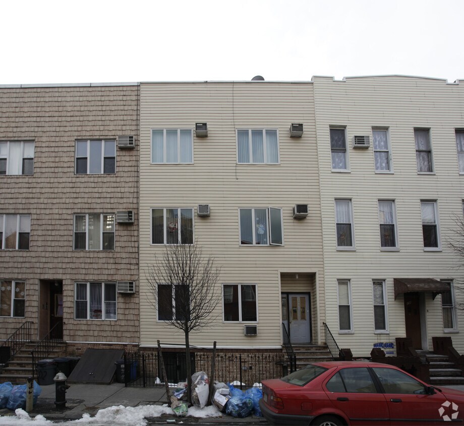 Building Photo - 200 Huron St