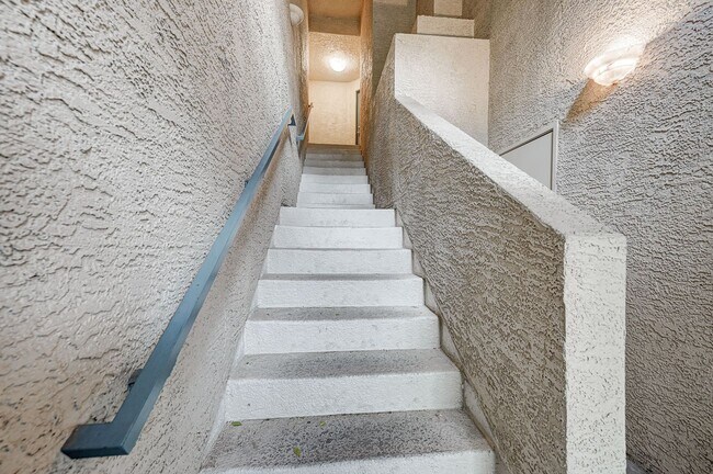 Foto del edificio - AMBER RIDGE Gated Beauty in Summerlin! 1600+ SF Condo