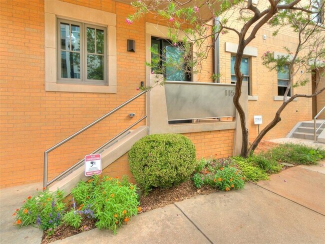 Foto del edificio - Luxury Fully Furnished Downtown OKC Brownstone Available for Lease!