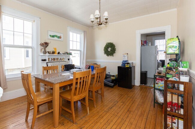 Foto del edificio - NO BROKER FEE!  SPACIOUS AND BRIGHT BRIGHTON CTR 5 BED/3 BATH AVAIL 9/1