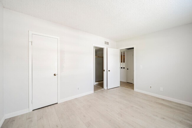 Building Photo - LOCATION! LOCATION! LOCATION! 2 bed 2 bath near UNLV & Las Vegas Strip!