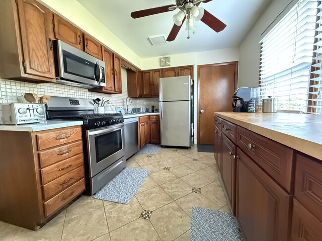 Building Photo - 1202 E Ardyce Ln
