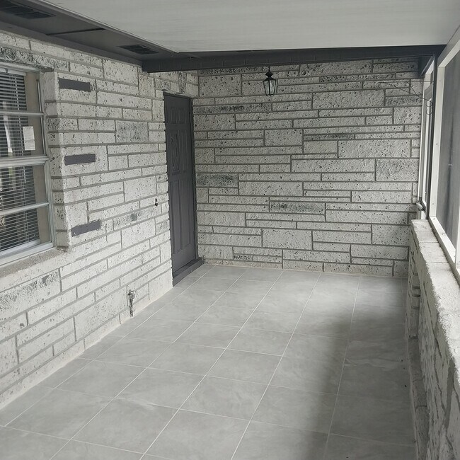 Front Patio - 916 Shangri La Dr