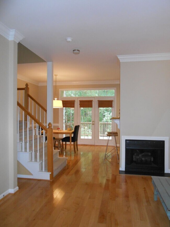 Building Photo - Beautifully Updated Townhome in Prime Carrboro Location – Walk to Downtown & Weaver Street Market
