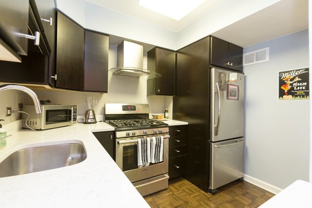 Building Photo - 253 E Delaware Pl
