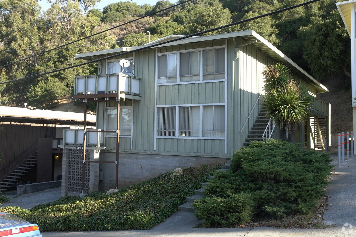 Building Photo - 8043 Greenridge Dr