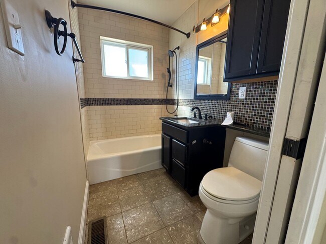 Foto del edificio - Great Location 2 Bed 1 Bath!