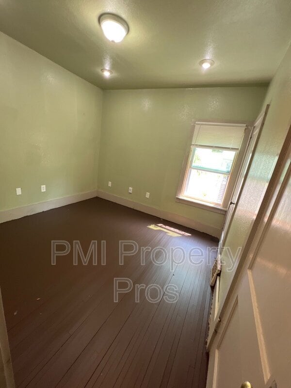 Building Photo - 2481 W Locust St