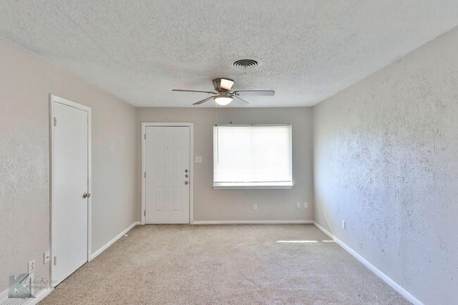 Building Photo - 3 bed, 1 bath, 1 car garage!
