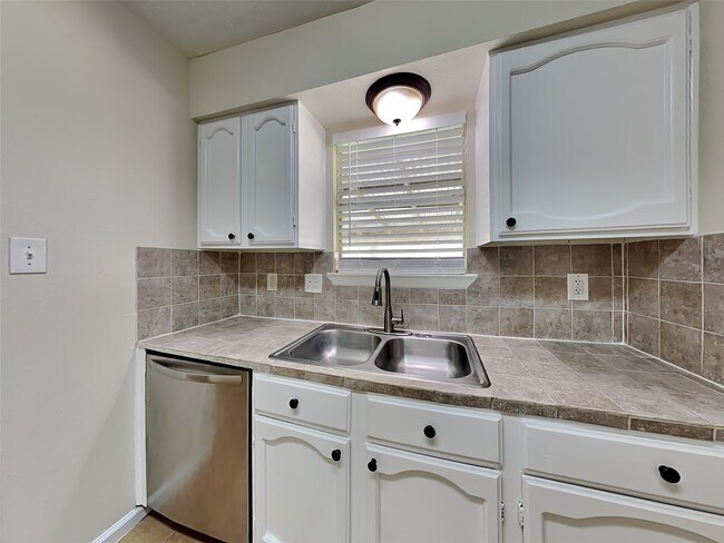 Foto del edificio - 14114 Fleur De Lis Blvd