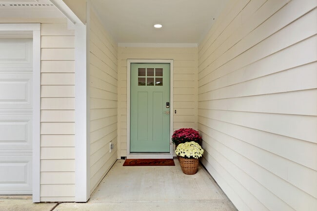 Building Photo - 303 Hixon Pl