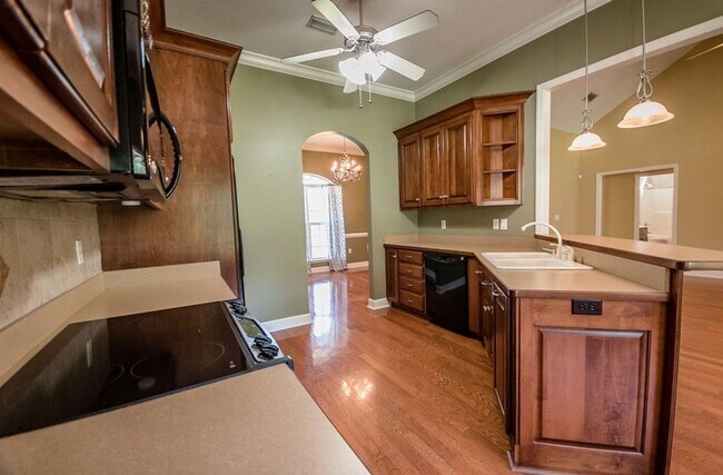 Foto del edificio - Spacious 4-Bedroom Home with Modern Amenit...