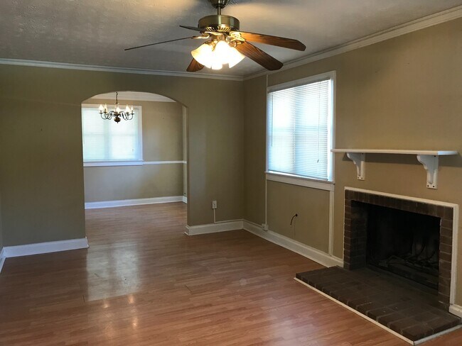 Foto del edificio - 3 Bedroom, 2.5 Adorable Cottage Home in Go...