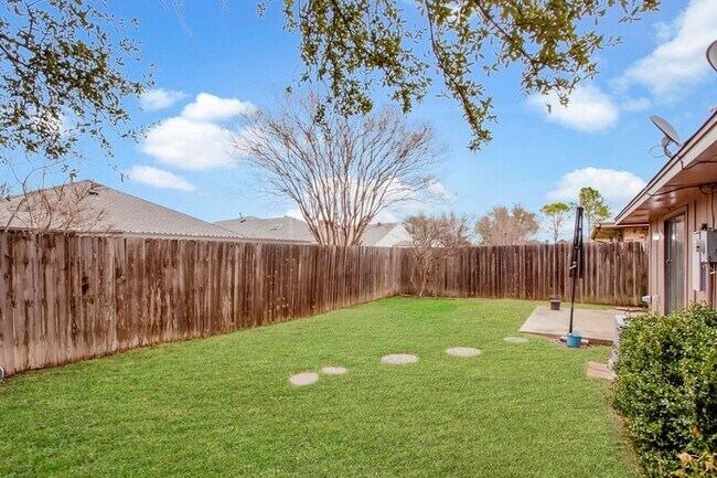 Foto del edificio - 2025 Lorient Dr