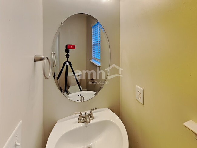 Building Photo - 140 Abbey Rd