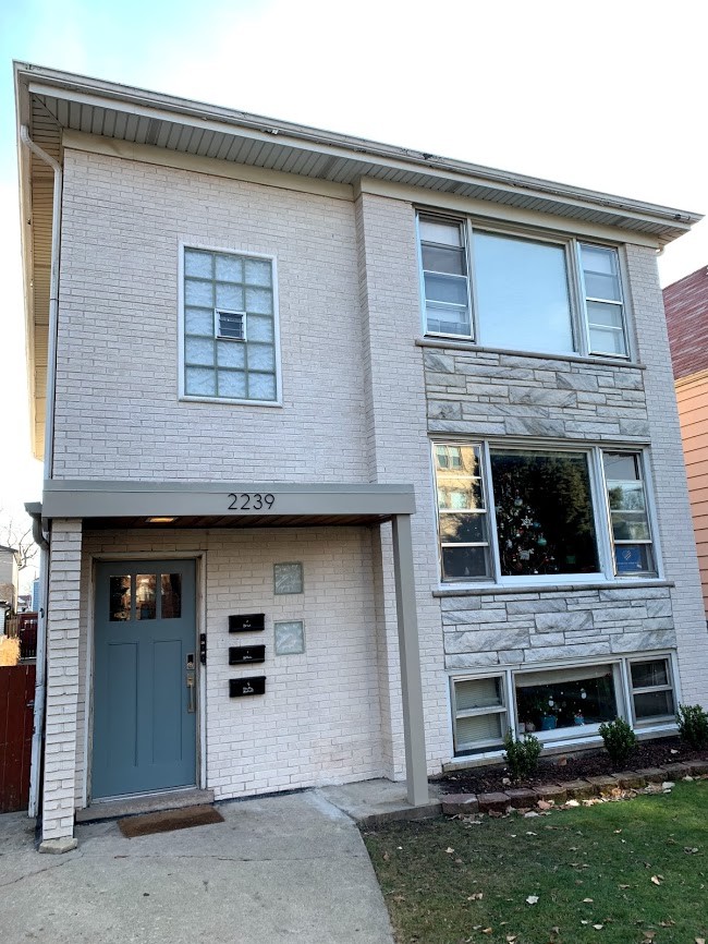 Front - 2239 W Winona St