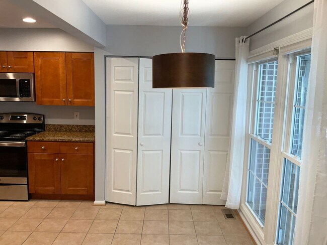 Building Photo - Gorgeous and fully updated 3BR 3.5BA 3 lev...