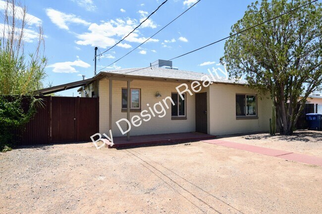 Building Photo - Midtown 2 Bed 1 Bath Home on Huge Lot
