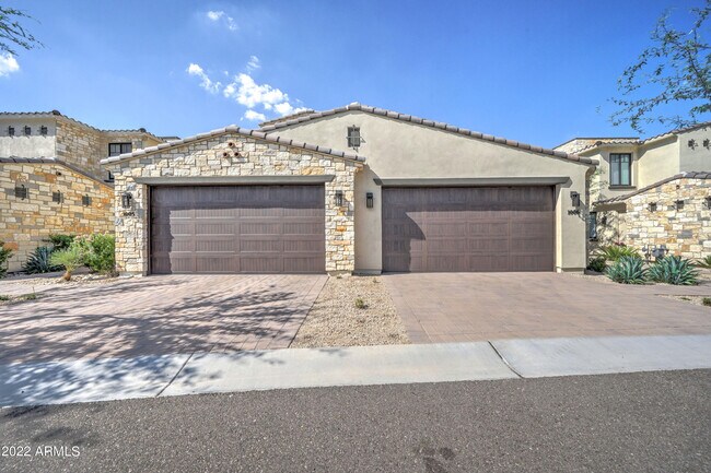 Building Photo - 6500 Camelback Rd