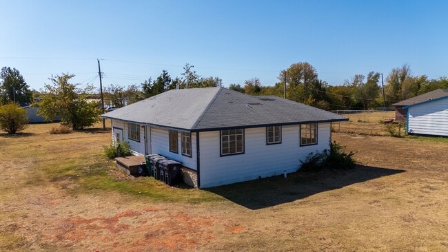 Building Photo - Charming 3 Bedroom House