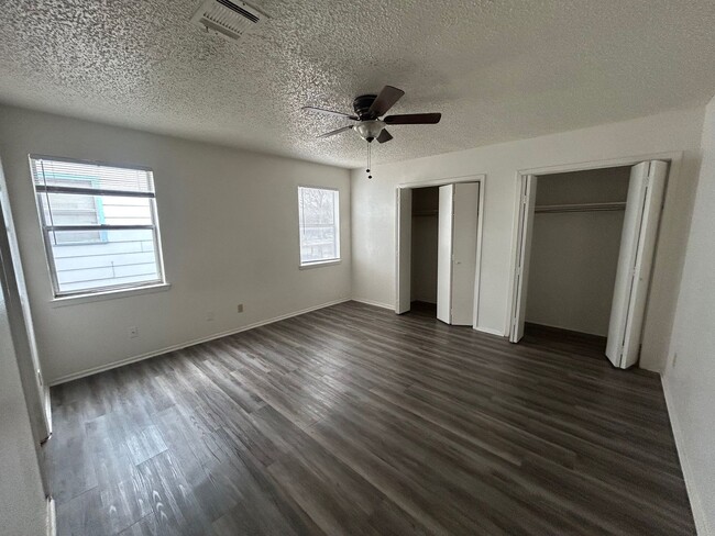 Building Photo - Awesome Townhome in Waco