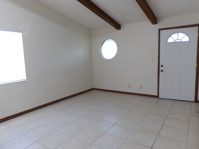 Building Photo - Hummingbird 132-D
