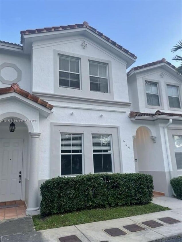 Foto principal - 5430 NW 107th Ave