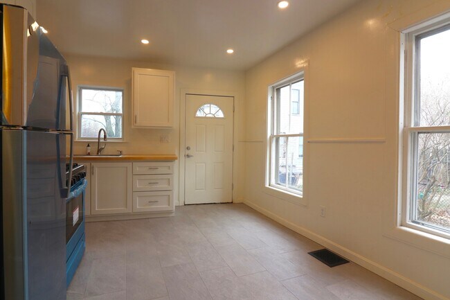 Building Photo - 55 Hano St