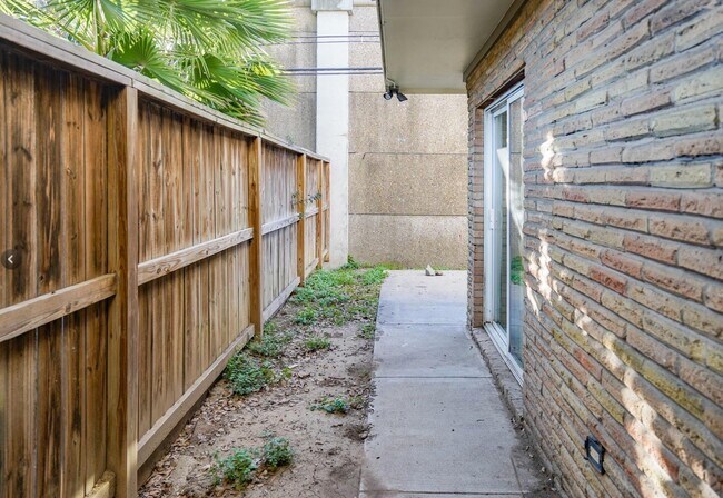 Foto del edificio - 4807 Merwin St