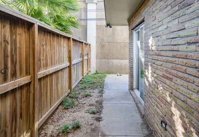 Building Photo - 4807 Merwin St