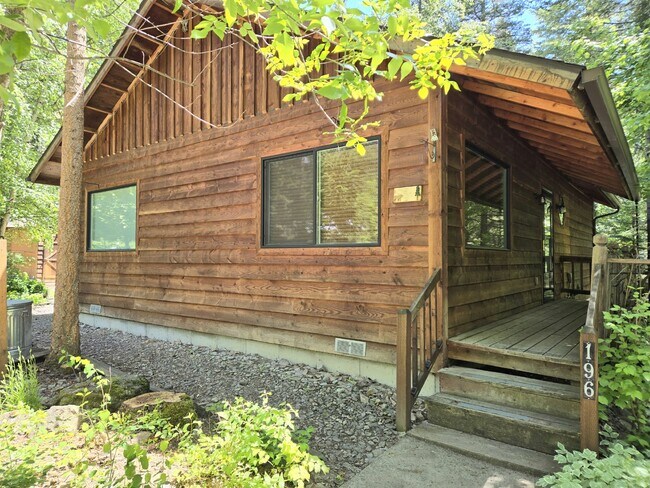 Building Photo - Rare find! Cute 2 bedroom cottage in the woods (sort of)