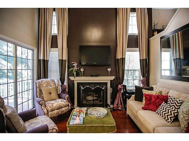 15 ft soaring ceiling with oOpen concept living room ( - 2022 River Heights Walk SE