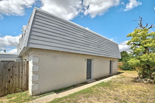 Foto del edificio - 2208 Mission Hill Dr