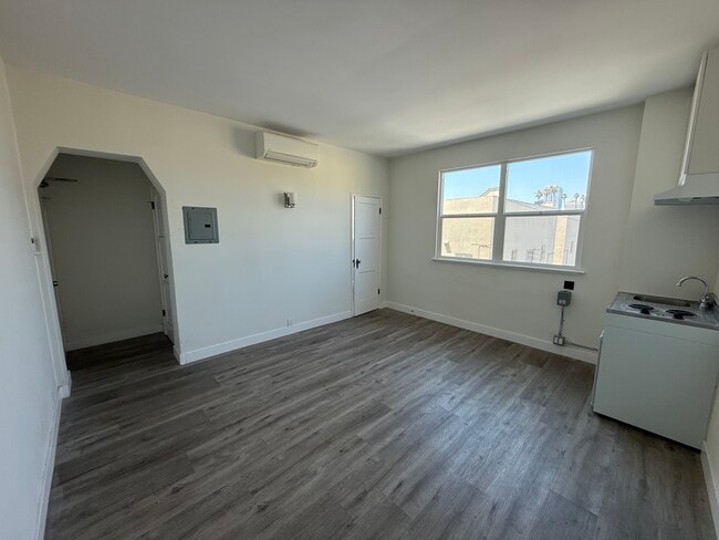 Building Photo - Crestwood Tower Apartments