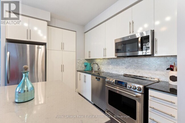 Photo du bâtiment - 330 Burnhamthorpe Rd W