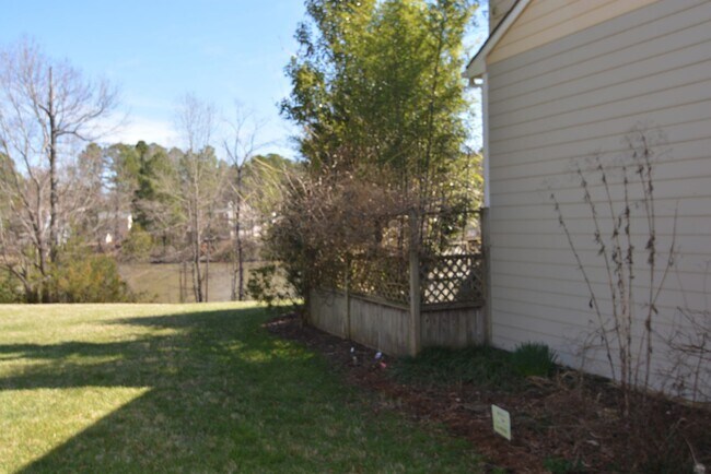Building Photo - Beautiful townhouse with lakeside views, c...