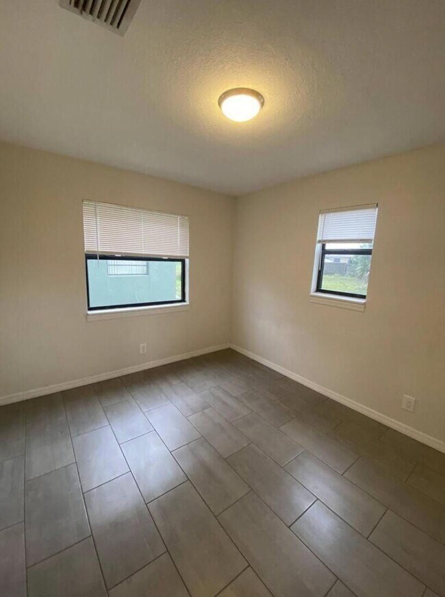 Foto del edificio - 1691 W 26th St