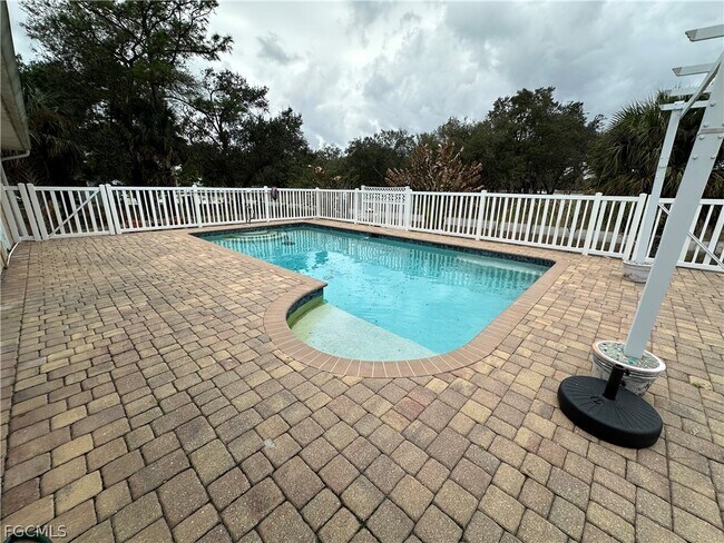 Foto del edificio - 6840 Cadet Ave