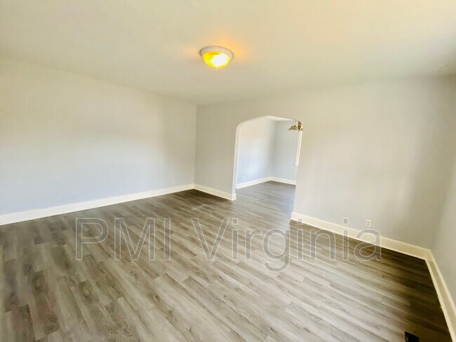 Building Photo - 3841 Chatham Cir
