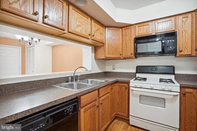 Foto del edificio - 6084 Netherton St