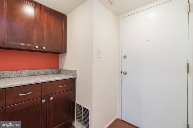 Building Photo - 870 N 28th St
