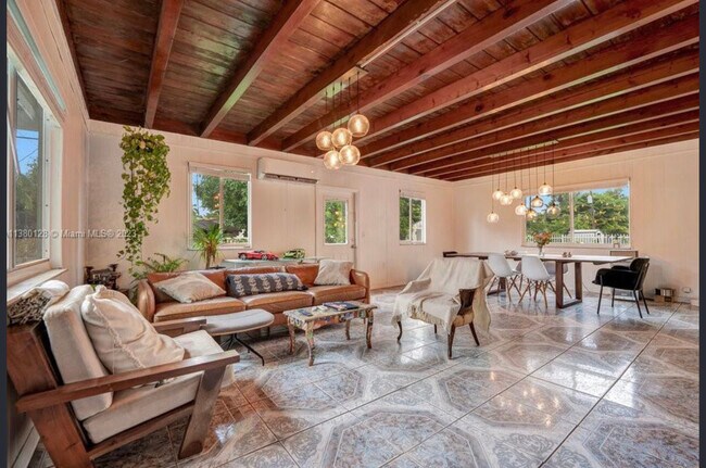Foto del edificio - 5917 SW 62nd Ave