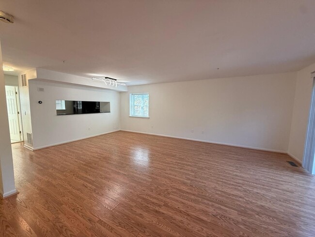 Foto del edificio - 1372 Village Dr