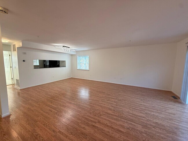 Building Photo - 1372 Village Dr