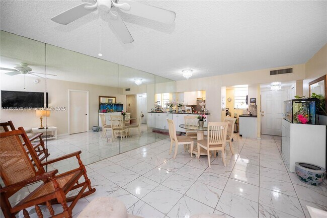 Building Photo - 2999 Point E Dr